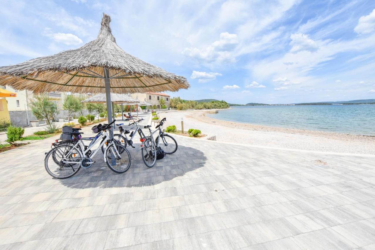 Apartment L And S On The Beach Ugrinici Екстериор снимка