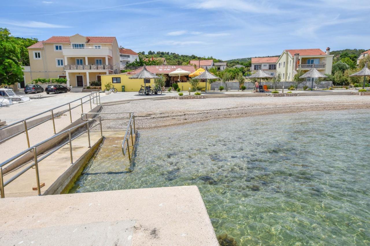 Apartment L And S On The Beach Ugrinici Екстериор снимка