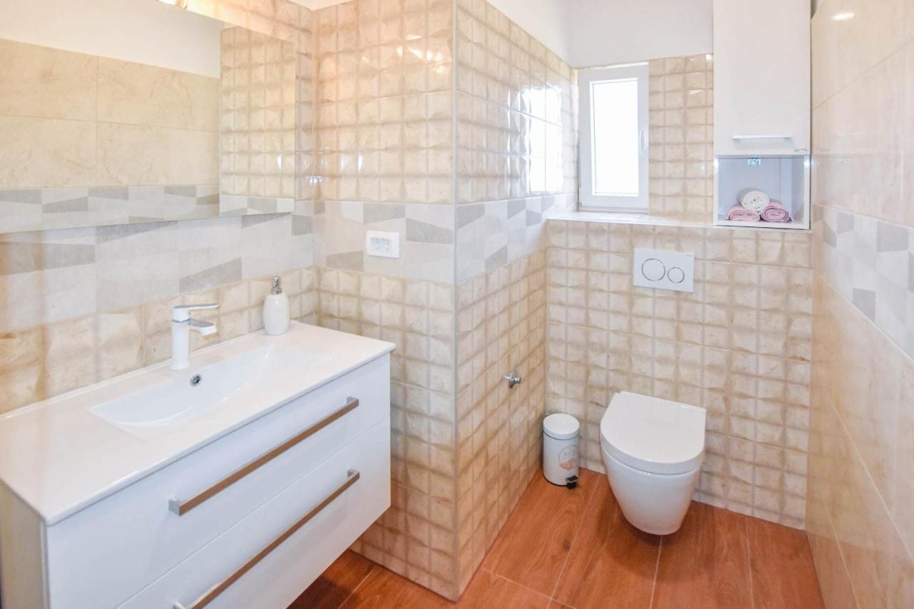 Apartment L And S On The Beach Ugrinici Екстериор снимка