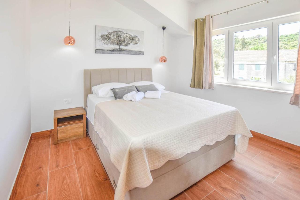 Apartment L And S On The Beach Ugrinici Екстериор снимка