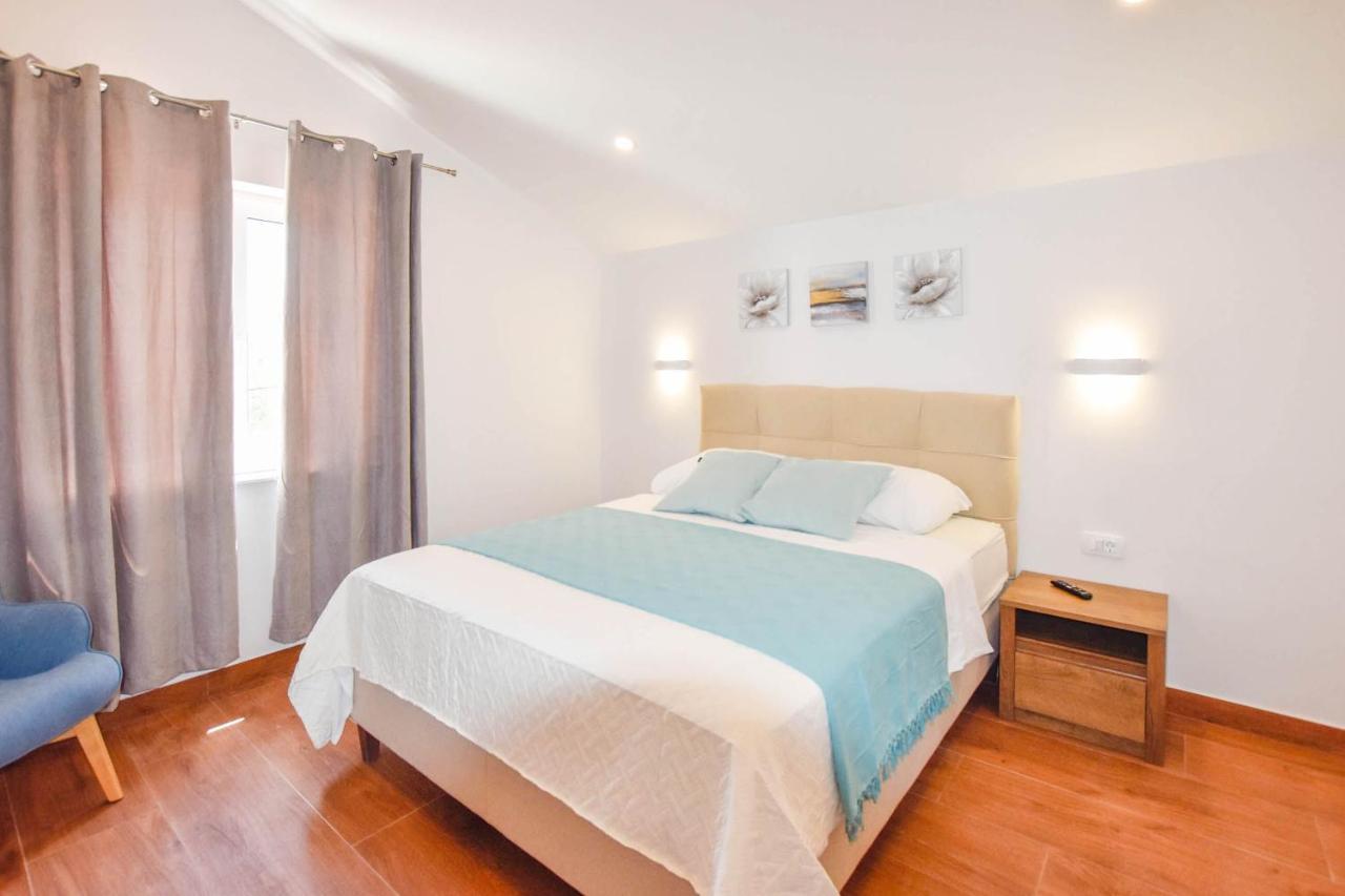 Apartment L And S On The Beach Ugrinici Екстериор снимка