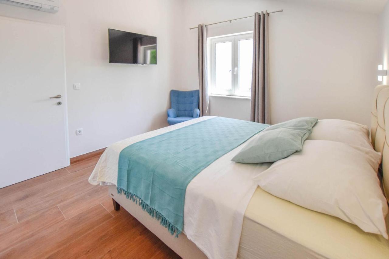 Apartment L And S On The Beach Ugrinici Екстериор снимка